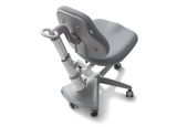 Moderner grauer Schreibtischstuhl mit ergonomischem Design, verstellbarer Rückenlehne und Rollen, Ansicht von hinten.