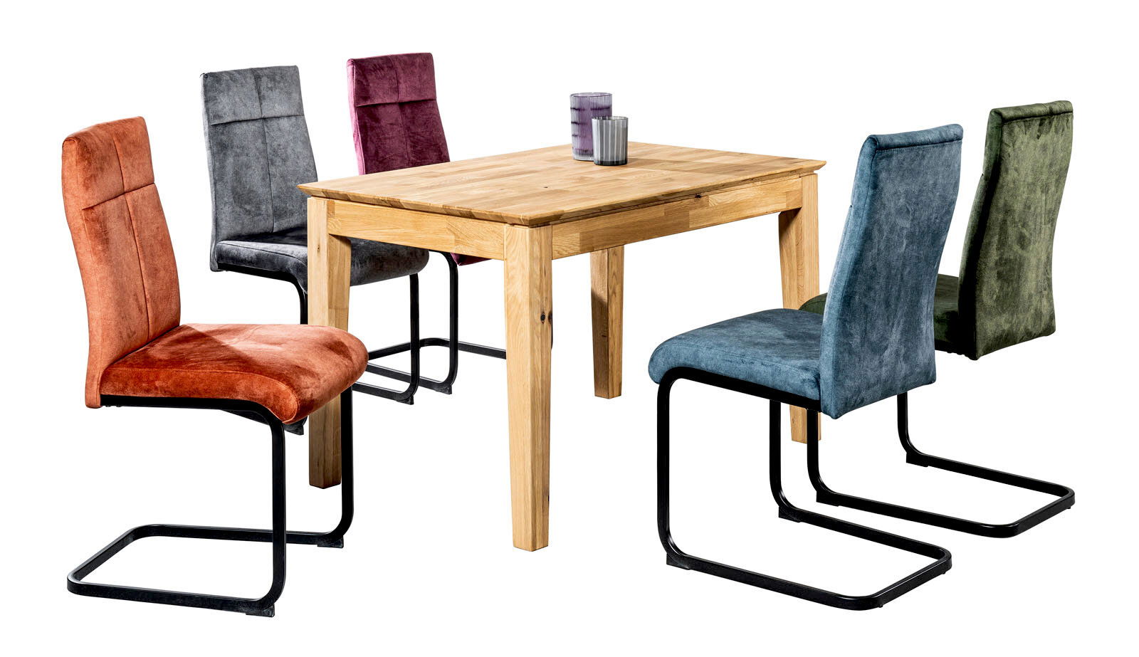 Esstisch aus Holz mit sechs bunten Stühlen, Perspektive von schräg oben