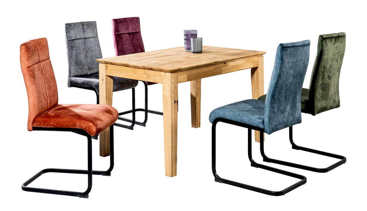 Esstisch aus Holz mit sechs bunten Stühlen, Perspektive von schräg oben