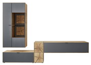 Moderne Wandkombination aus Holz und grauem Material, bestehend aus einem hohen Schrank mit Glaseinsatz und einem niedrigen Sideboard, frontal betrachtet.