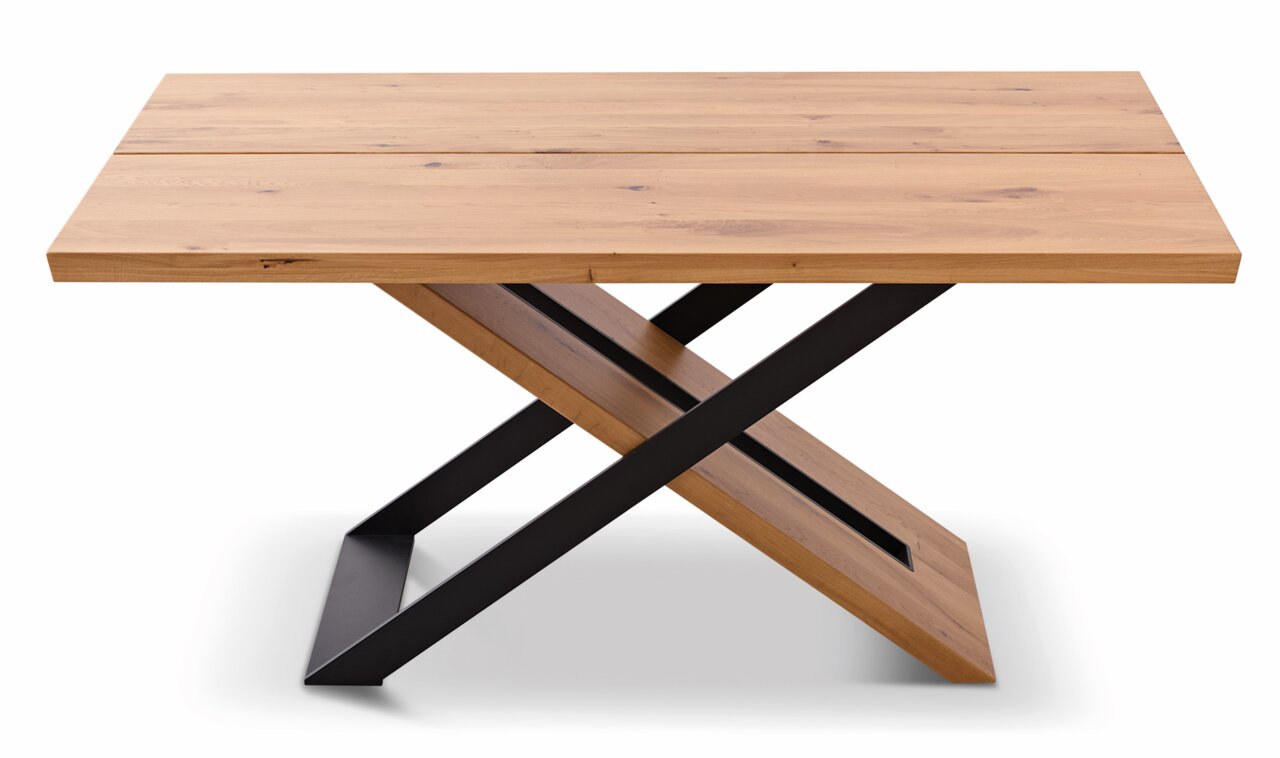 Moderner Esstisch mit Holzplatte und gekreuztem Metallgestell, seitliche Perspektive