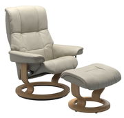 Beiges Einzelsesselset mit Hocker, seitliche Perspektive, modernes Design mit Holzgestell.