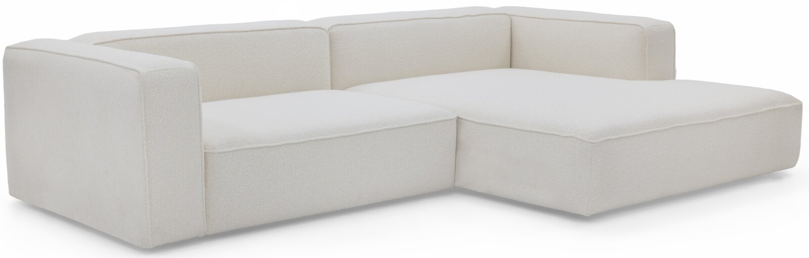 Crèmekleurige L-vormige hoekbank met chaise longue rechts, gestoffeerd in zachte stof, getoond in schuin vooraanzicht op witte achtergrond
