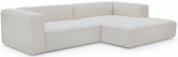 Crèmekleurige L-vormige hoekbank met chaise longue rechts, gestoffeerd in zachte stof, getoond in schuin vooraanzicht op witte achtergrond