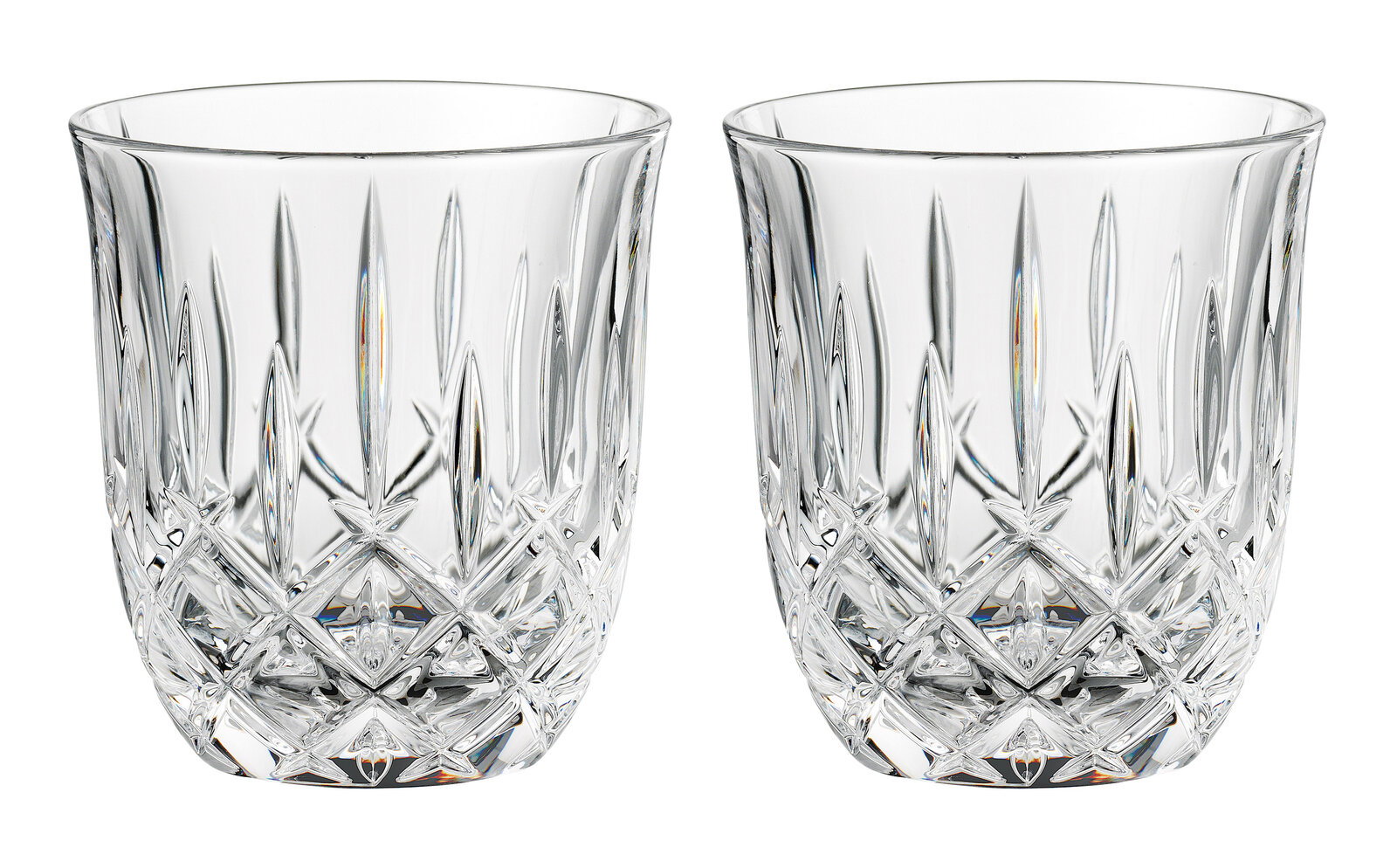 Zwei elegante Kristallgläser mit facettiertem Design, frontal fotografiert.