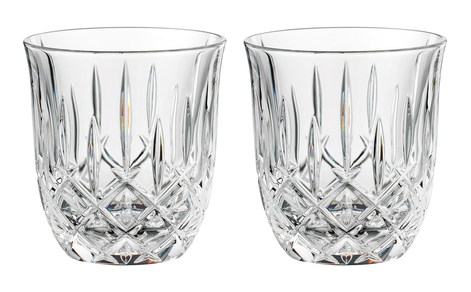 Zwei elegante Kristallgläser mit facettiertem Design, frontal fotografiert.