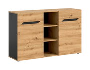 Moderne Holzkommode in Eiche-Optik mit zwei Schubladen, mittigem offenen Regal und schwarzen Griffleisten, freigestellt auf weißem Hintergrund, Ansicht schräg von vorn