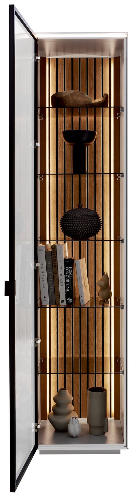 Vitrine mit geöffneter Glastür, Holzrückwand und Beleuchtung, gefüllt mit Büchern und dekorativen Objekten, Frontalansicht.