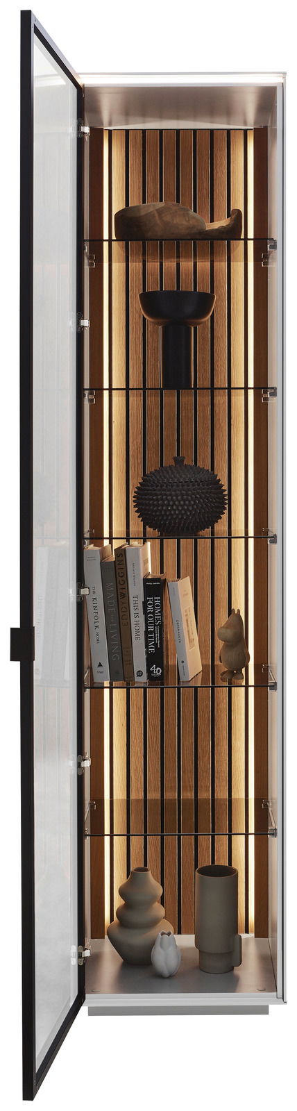 Vitrine mit geöffneter Glastür, Holzrückwand und Beleuchtung, gefüllt mit Büchern und dekorativen Objekten, Frontalansicht.