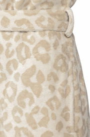 Nahaufnahme eines Bademantels mit beigem Leopardenmuster, seitliche Perspektive