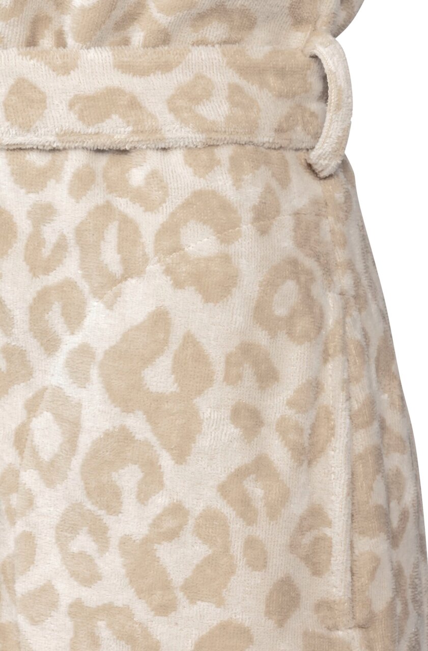 Close-up van een badjas met een beige luipaardprint, gezien vanaf de zijkant