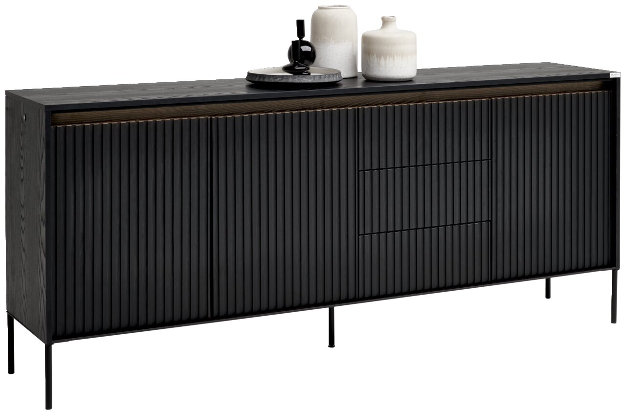 Hom´in Sideboard NOTO Schwarzes Sideboard mit vertikalen Linien, dekoriert mit Vasen und Tablett, seitliche Perspektive
