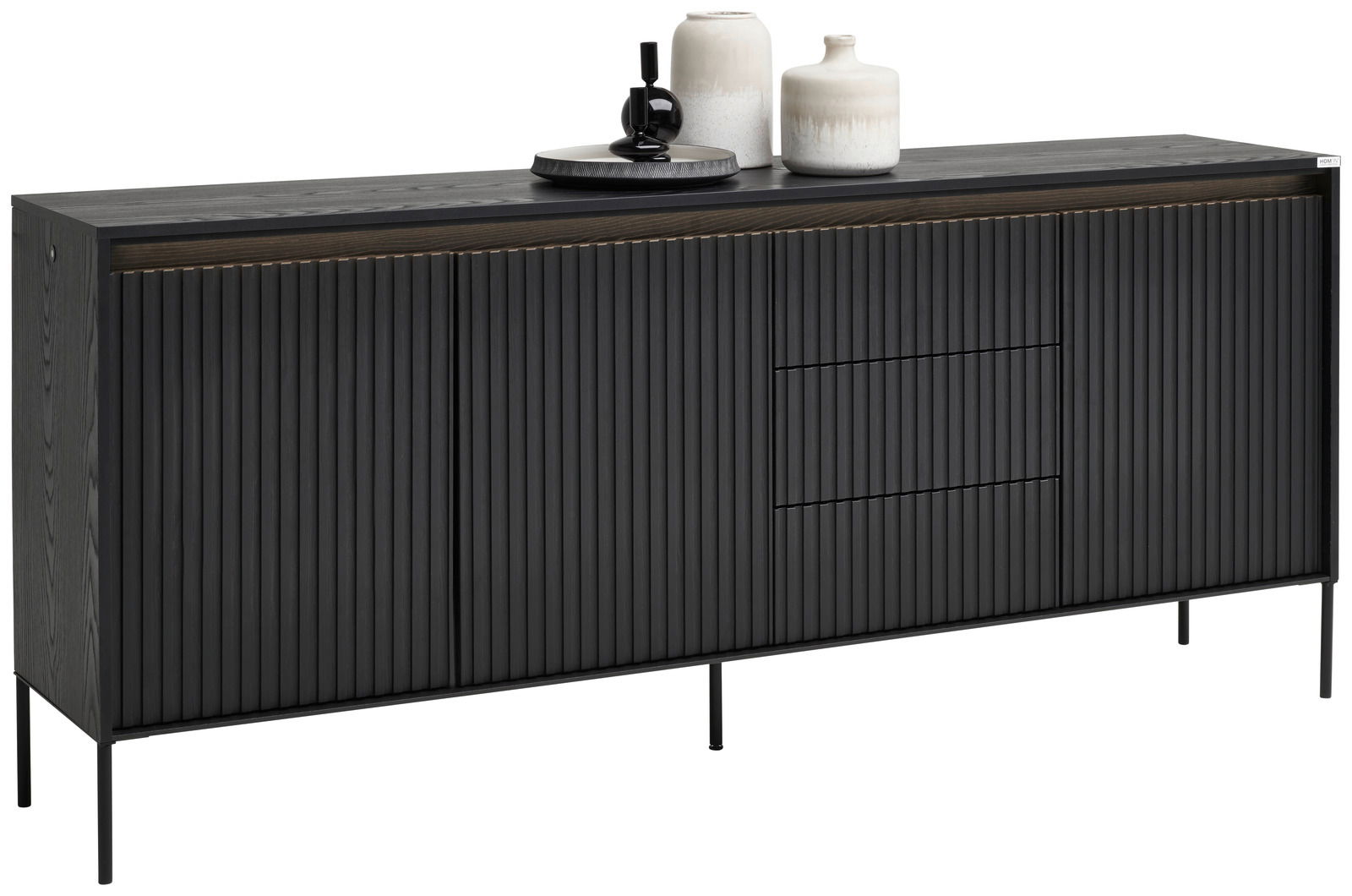 Schwarzes Sideboard mit vertikalen Linien, dekoriert mit Vasen und Tablett, seitliche Perspektive