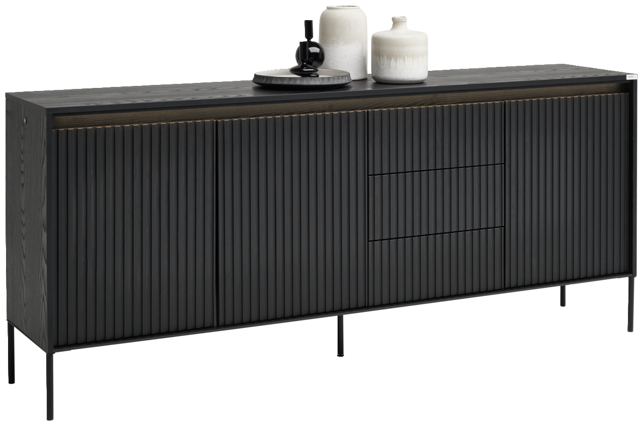 Hom´in Sideboard NOTO Schwarzes Sideboard mit vertikalen Linien, dekoriert mit Vasen und Tablett, seitliche Perspektive