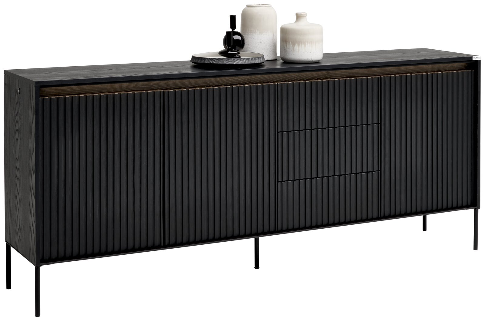 Hom´in Sideboard NOTO Schwarzes Sideboard mit vertikalen Linien, dekoriert mit Vasen und Tablett, seitliche Perspektive