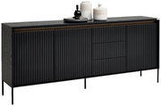Schwarzes Sideboard mit vertikalen Linien, dekoriert mit Vasen und Tablett, seitliche Perspektive