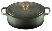 Ovaler Bräter von Le Creuset in Olivgrün mit goldfarbenem Knauf, seitliche Perspektive
