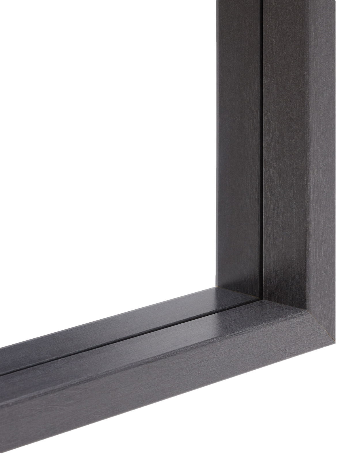 Nahaufnahme eines dunklen Holzrahmens eines Spiegels aus der Perspektive der unteren rechten Ecke.