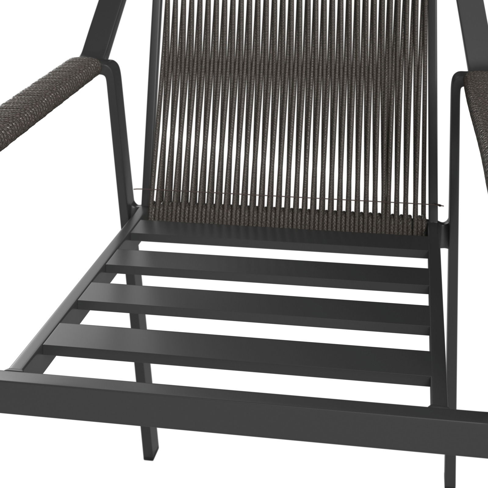 Nahaufnahme eines Gartensessels mit Metallrahmen und geflochtenen Armlehnen, von vorne betrachtet.