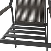 Nahaufnahme eines Gartensessels mit Metallrahmen und geflochtenen Armlehnen, von vorne betrachtet.