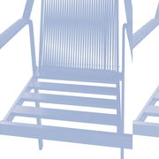 Nahaufnahme eines Gartensessels mit Metallrahmen und geflochtenen Armlehnen, von vorne betrachtet.