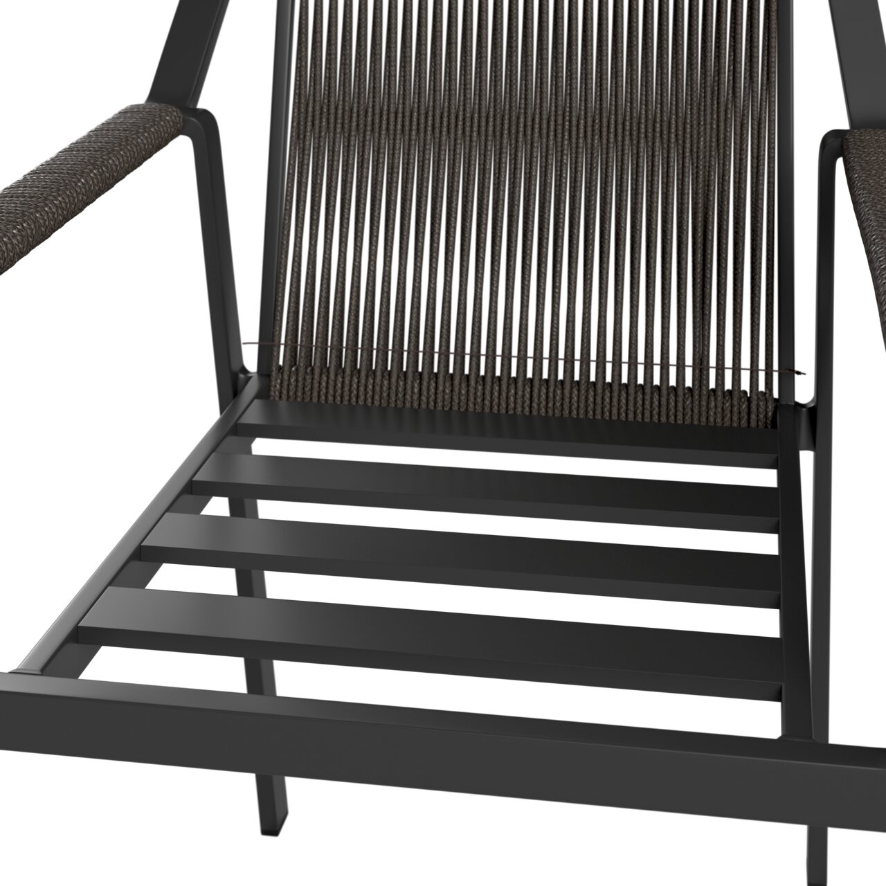 Nahaufnahme eines Gartensessels mit Metallrahmen und geflochtenen Armlehnen, von vorne betrachtet.