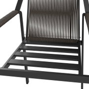 Close-up van een tuinstoel met metalen frame en gevlochten armleuningen, gezien vanaf de voorkant.