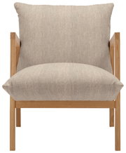Vooraanzicht van een fauteuil met een lichte stoffen bekleding en een houten frame.