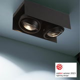 Moderne LED Aufbauleuchte mit zwei runden Strahlern, von unten betrachtet, ausgezeichnet mit dem Red Dot Award 2023 für Lichtdesign.