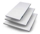 Drei gestapelte weiße Matratzenauflagen in der Größe 100x200 cm, perspektivisch von oben betrachtet.