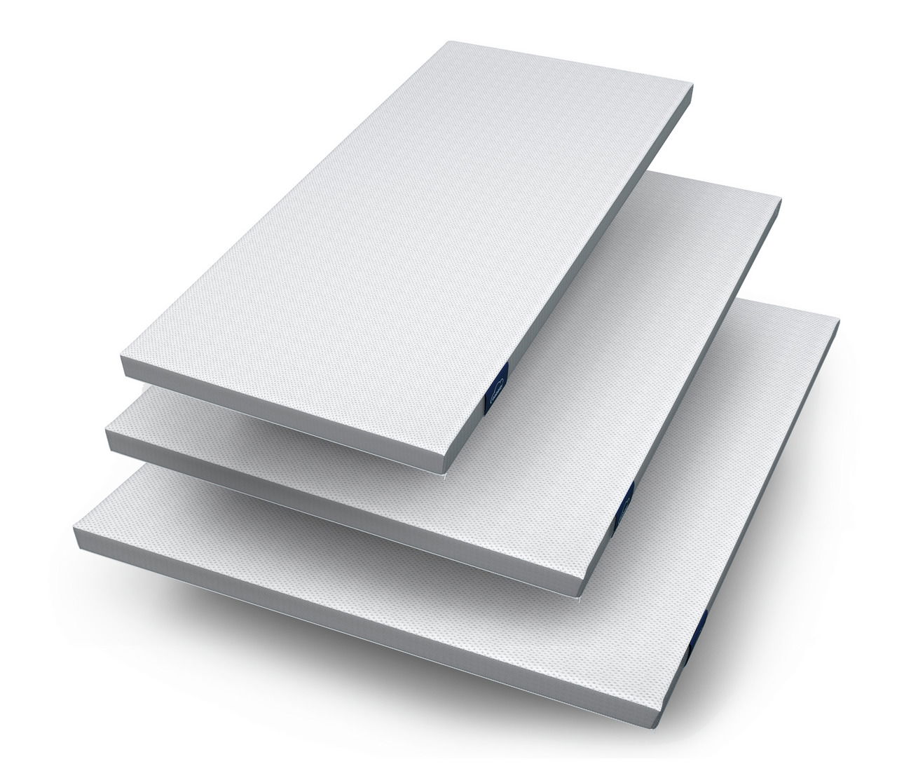 Drei gestapelte weiße Matratzenauflagen in der Größe 100x200 cm, perspektivisch von oben betrachtet.