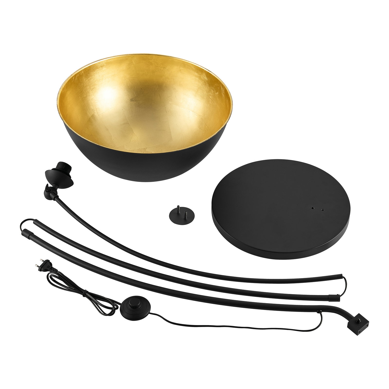 Einzelteile einer Stehleuchte, darunter ein goldfarbenes Lampenschirm-Innere, schwarze Stangen, ein runder Sockel und ein Kabel mit Schalter, aus der Vogelperspektive.