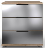 Moderne Nachtkommode mit drei spiegelnden Schubladen, frontal betrachtet.