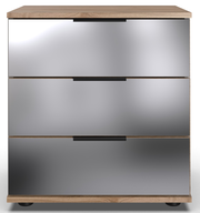 Moderne Nachtkommode mit drei spiegelnden Schubladen, frontal betrachtet.