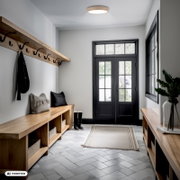 Moderne hal met zwarte dubbele voordeur met glas, houten kapstok met haken en houten bankjes met manden, gefotografeerd in frontaal perspectief vanaf ooghoogte