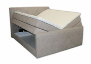 Boxspringbett SILVIA in seitlicher Perspektive mit geöffnetem Bettkasten und beigem Polsterbezug