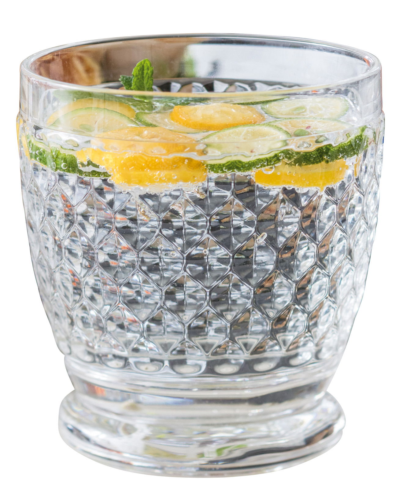 Nahaufnahme eines dekorativen Glases mit eingelegten Zitronen- und Gurkenscheiben, gefüllt mit sprudelndem Wasser.