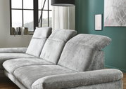 Graues Longchair-Sofa in einem modernen Wohnzimmer, seitliche Perspektive