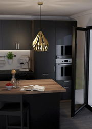 Goldene Pendelleuchte CARLTON in moderner Küche, von unten betrachtet.