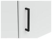 Nahaufnahme eines weißen Eckaufsatzschranks mit schwarzem Griff, seitliche Perspektive