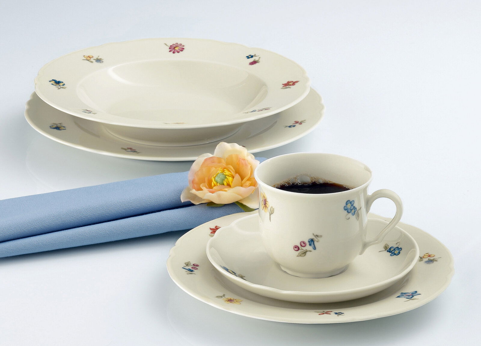 Kaffeeset Marie-Luise 18-tlg. mit floralem Muster, bestehend aus Tasse, Untertasse und Tellern, seitliche Perspektive