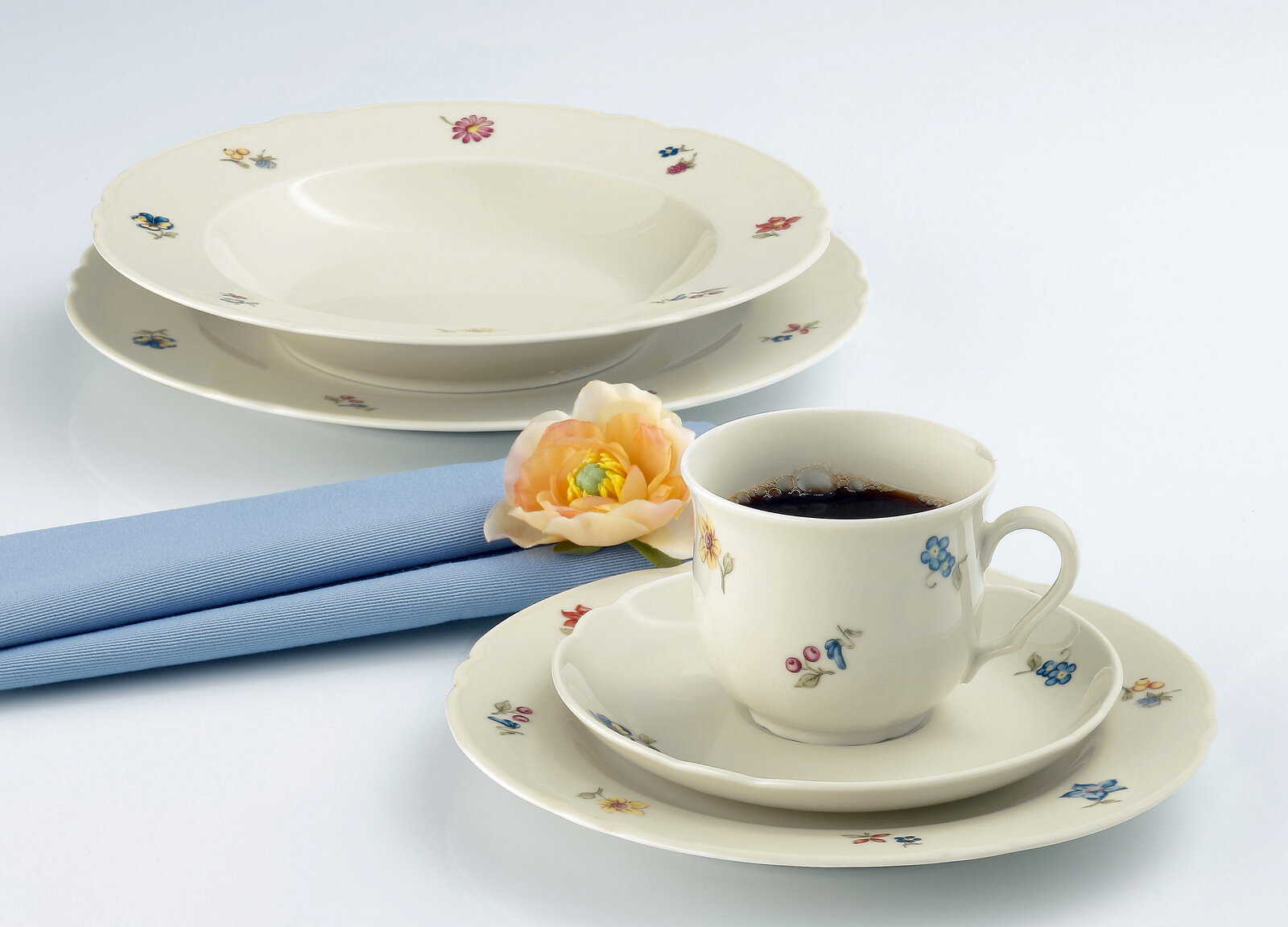 Kaffeeset Marie-Luise 18-tlg. mit floralem Muster, bestehend aus Tasse, Untertasse und Tellern, seitliche Perspektive