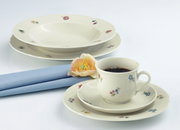 Koffieservies Marie-Luise, 18-delig, met bloemmotief, bestaande uit kopjes, schoteltjes en borden, zijaanzicht