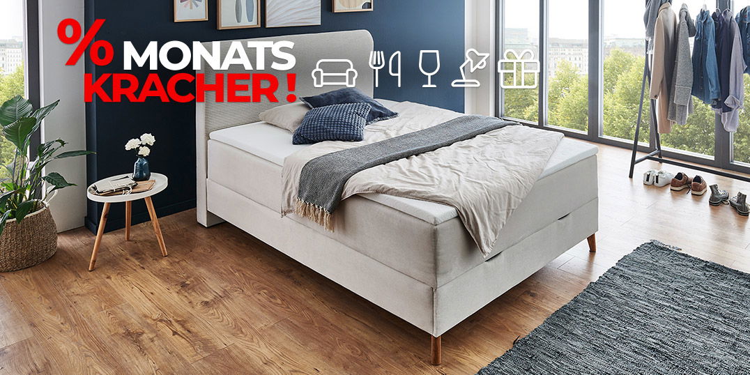 Modern eingerichtetes Schlafzimmer mit hellem Boxspringbett, blauer Wand und großem Fenster – Monatskracher-Angebot