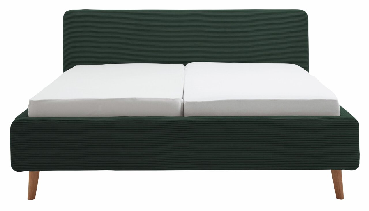 Frontale Ansicht eines Polsterbettgestells mit dunkelgrünem Stoffbezug und Holzfüßen, ausgestattet mit zwei weißen Matratzen.