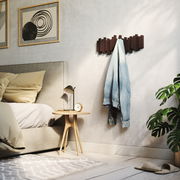 Moderne Wandgarderobe in einem stilvollen Schlafzimmer, frontal betrachtet, mit einer aufgehängten Jeansjacke.