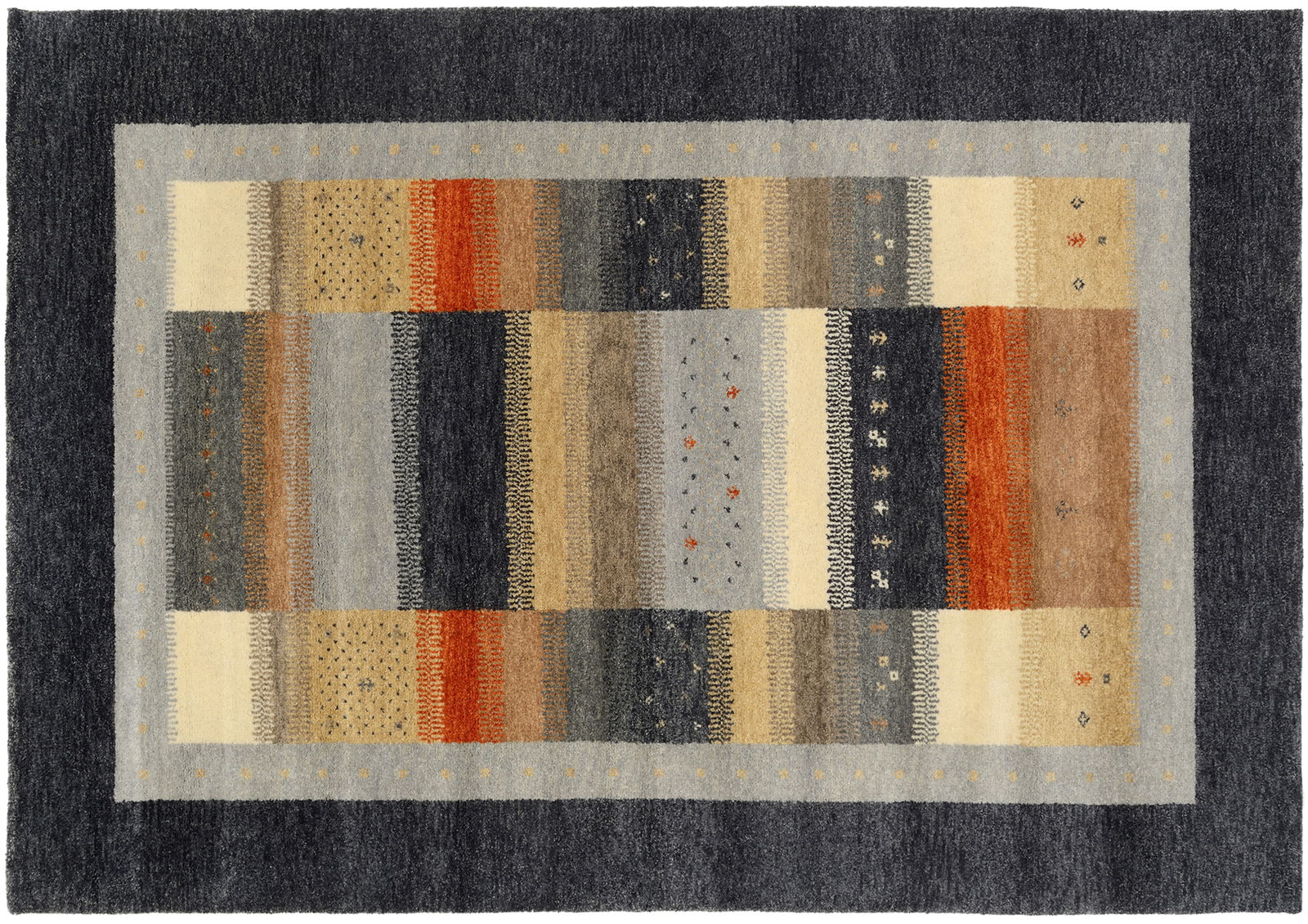 Wollteppich mit buntem Streifenmuster in verschiedenen Erdtönen, aus der Vogelperspektive fotografiert.