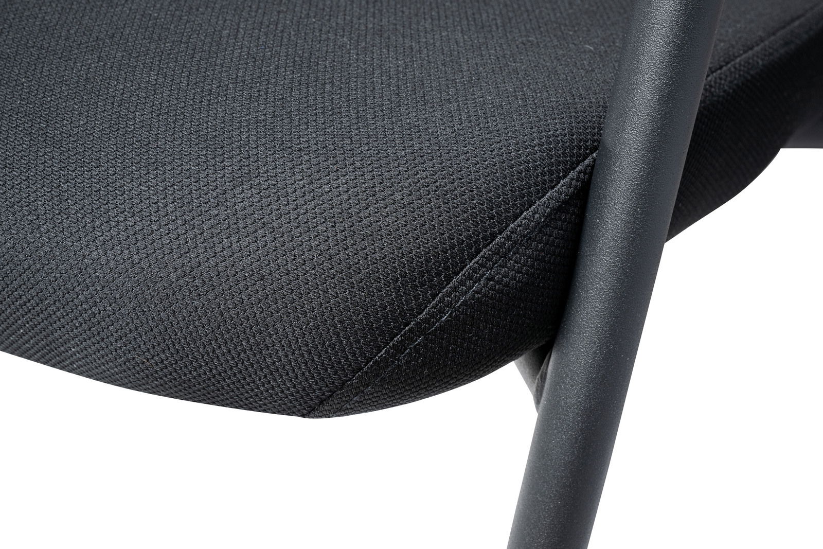 Nahaufnahme eines Besucherstuhls mit schwarzem Stoffbezug und stabilem Metallrahmen, seitliche Perspektive.