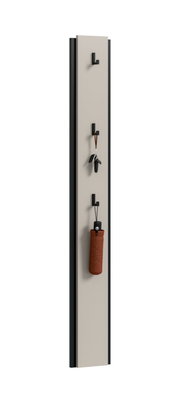 Schmale Wandgarderobe mit beigem Paneel und schwarzen Haken, mit Schlüsselbund und zusammengefaltetem Schirm behängt, in leichter Seitenansicht vor weißem Hintergrund