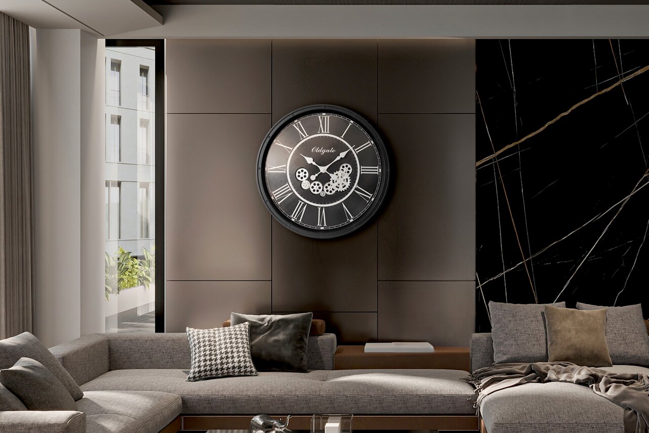 Moderne Wanduhr mit römischen Ziffern und Zahnrädern, frontal an einer Wohnzimmerwand montiert.